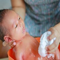 آموزش حمام کردن نوزاد ، شستشوی نوزاد