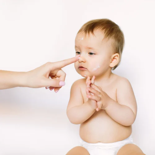 بهترین کرم‌ها و روغن‌های مراقبتی برای پوست حساس نوزاد